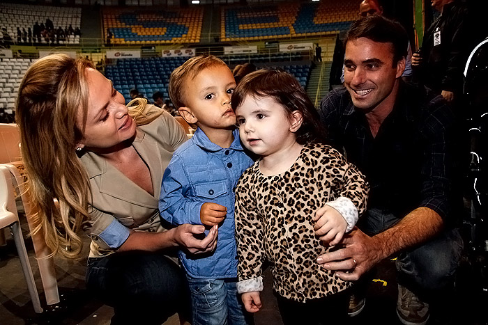 Eliana e outros famosos levam os filhos a musical infantil.