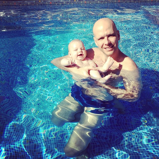 Fernando Scherer curte aniversário nadando com as filhas