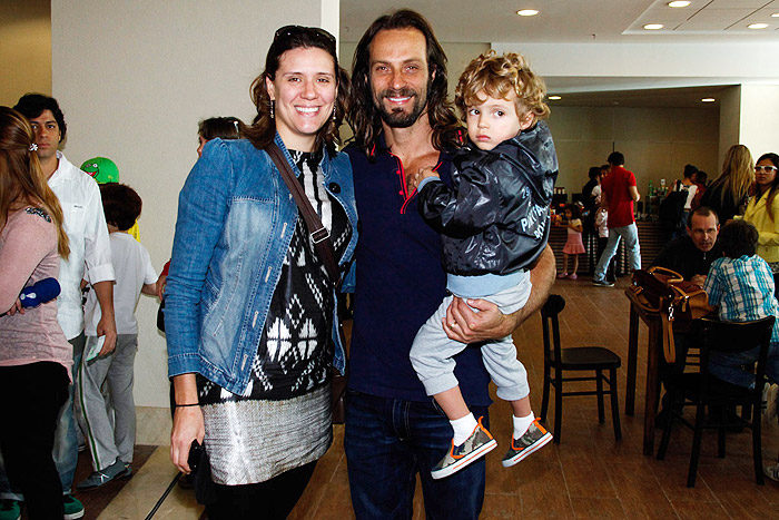 Fernando Pavão com a mulher e o filho