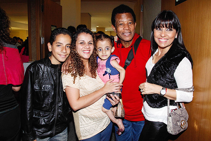 Jair Rodrigues de Deborah Ventura posam com Luara, da AACD e com a família da menina