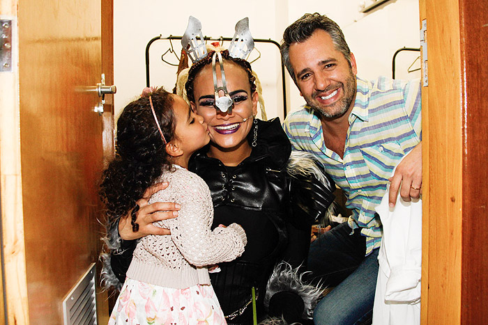 Luciana Mello com o marido e a filha no espetáculo Enquanto Seu Lobo Não Vem