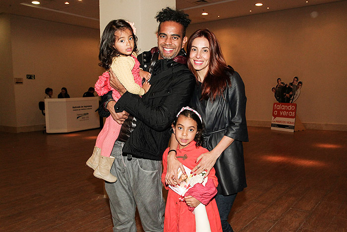 Jair Oliveira e Tânia Kalill com as filhas