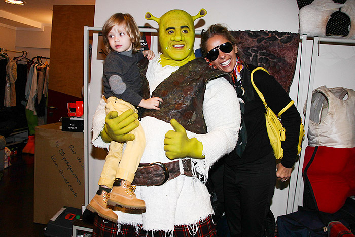 Adriane Galisteu leva Vittorio para assistir ao musical Shrek