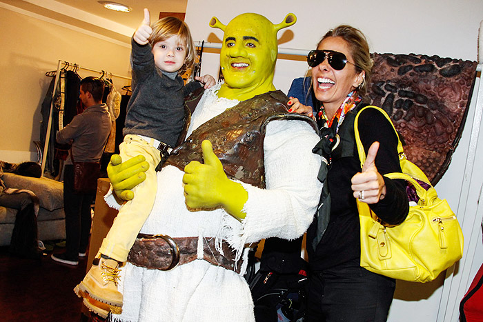 Adriane Galisteu leva Vittorio para assistir ao musical Shrek