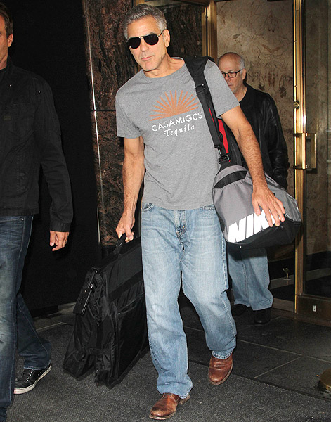 George Clooney usa camiseta de sua marca de tequila ao sair de hotel