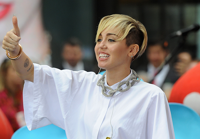 Miley Cyrus aparece com look comportado em evento da NBC