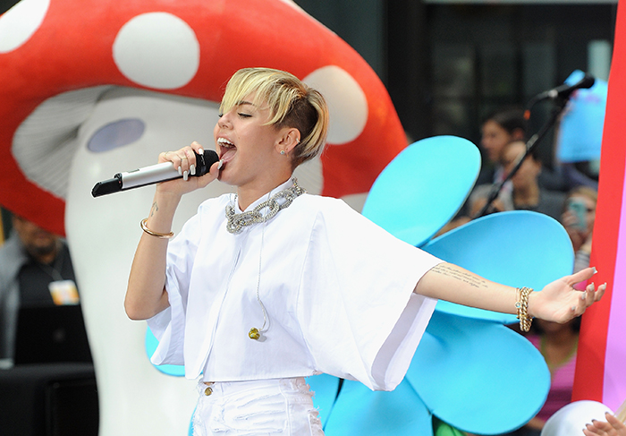 Miley Cyrus aparece com look comportado em evento da NBC