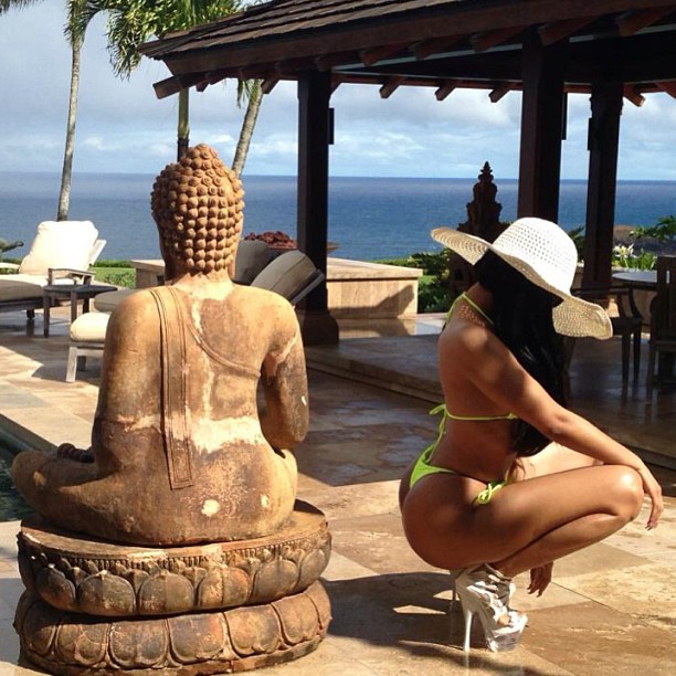 Nicki Minaj posa de biquíni ao lado de estátua