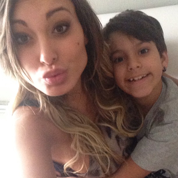 Andressa Urach faz biquinho ao lado do filho no Instagram