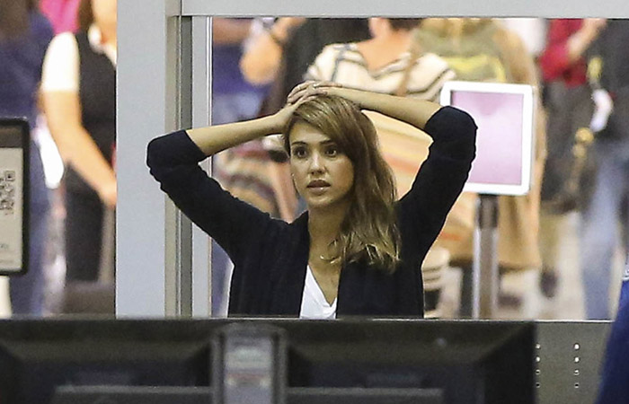 Jessica Alba é revistada por segurança em aeroporto de Los Angeles