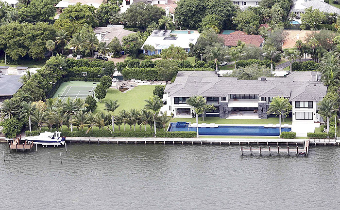 Enrique Iglesias vende mansão de Miami por R$ 15 milhões e muda para uma maior