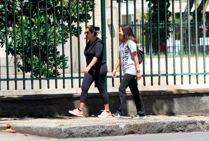 Regina Casé caminha com a filha pela orla do Rio de Janeiro