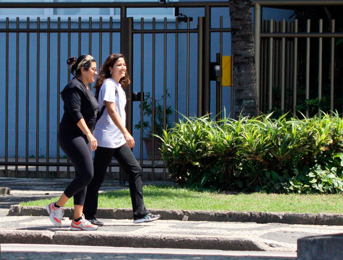 Regina Casé caminha com a filha pela orla do Rio de Janeiro