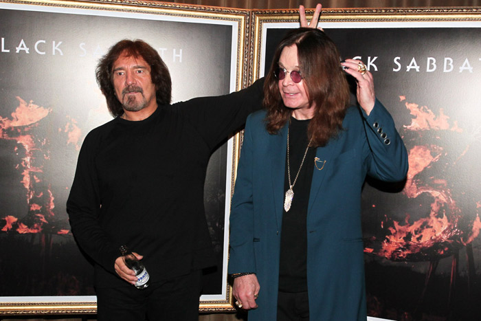  Já no Rio, Ozzy Osbourne tira fotos para marcar começo da turnê do Black Sabbath