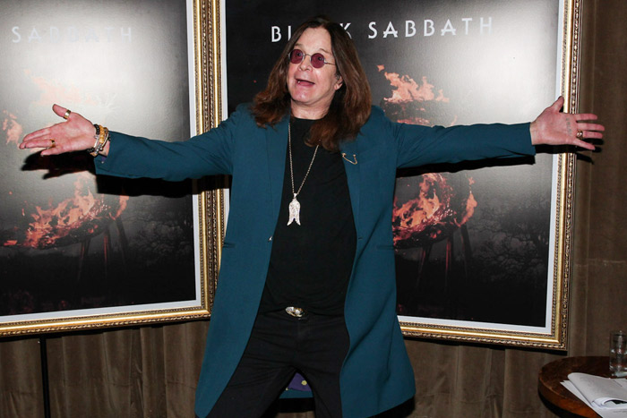  Já no Rio, Ozzy Osbourne tira fotos para marcar começo da turnê do Black Sabbath