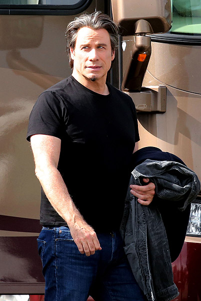 John Travolta exibe seu cabelo branco em set de filme