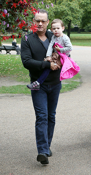 Tom Hanks leva a netinha para passear em parque de Londres