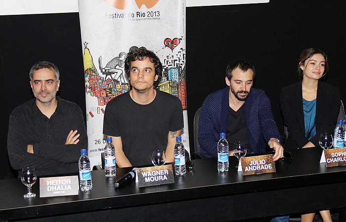 Wagner Moura e Sophie Charlotte participam de coletiva de longa no Rio