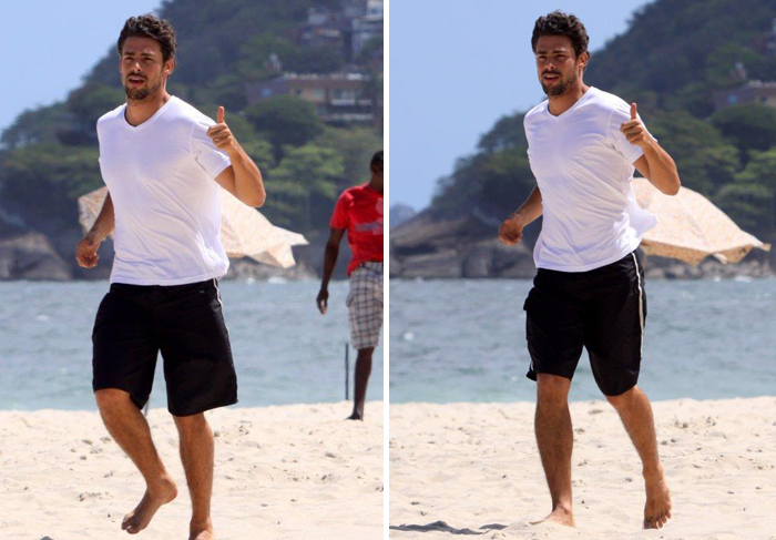 Cauã Reymond corre na praia em tarde de sol no Rio