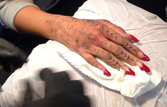 Veja o passo a passo da estranha tatuagem de Rihanna na mão