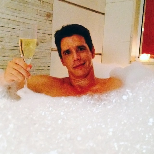 Márcio Garcia curte banho de banheira regado a champanhe