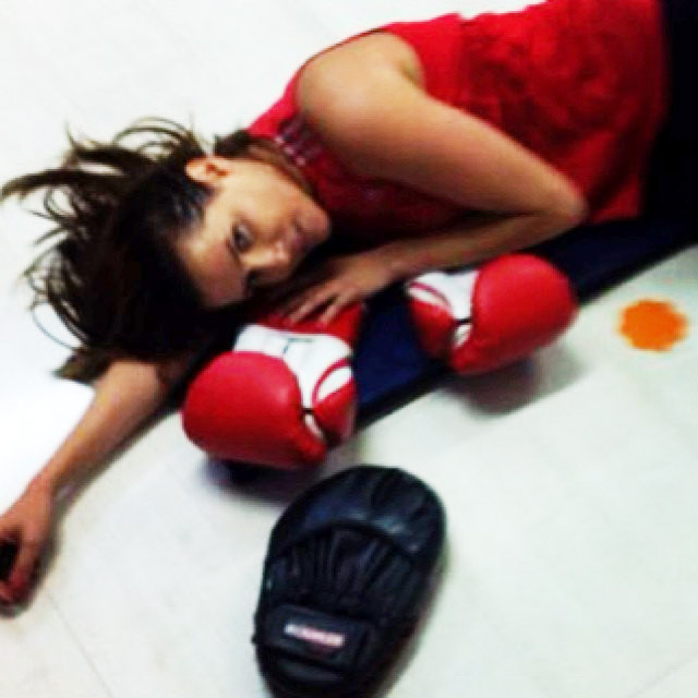 Deborah Secco fica acabada no chão após treino de boxe