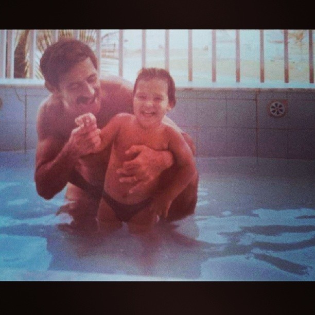 Beto Malfacini posta foto da infância ao lado do pai