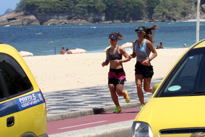 Cynthia Howlett corre na orla da praia do Leblon, Zona Sul do Rio