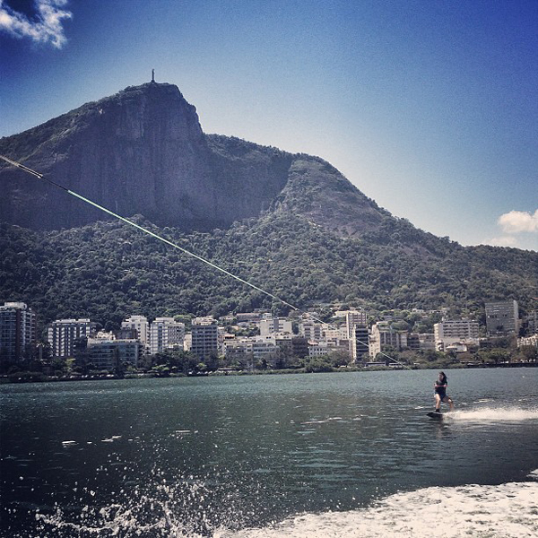  Giovanna Lancellotti pratica wakeboard em praia do Rio de Janeiro