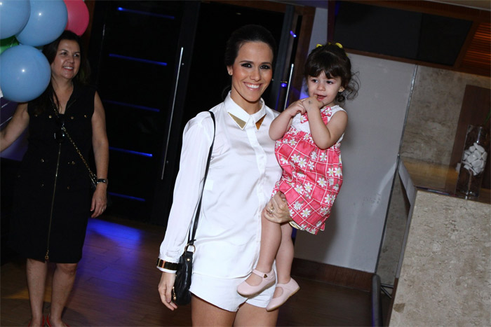 Fernanda Pontes leva a filha Maria Luiza em desfile de moda infantil