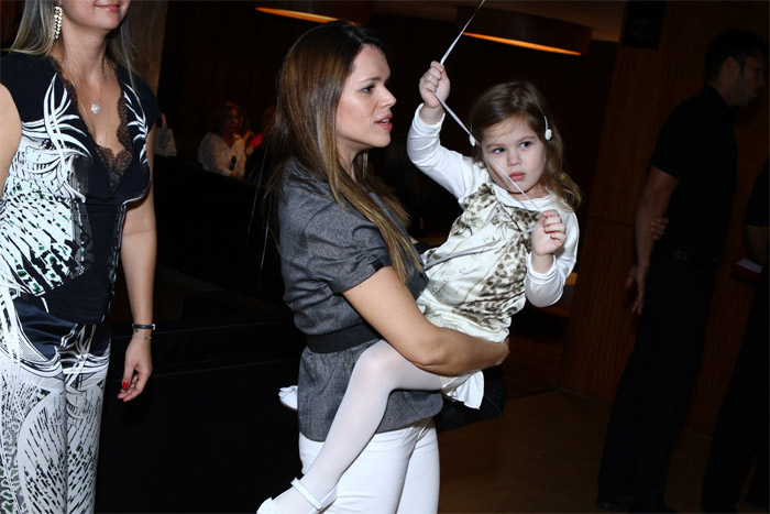 Fernanda Pontes leva a filha Maria Luiza em desfile de moda infantil