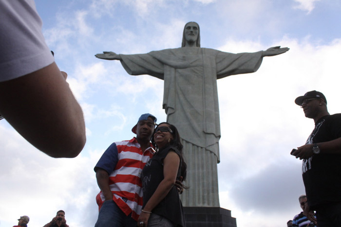 Já Rule visita o Cristo Redentor no Rio de Janeiro