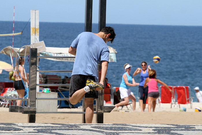 Carmo Dalla Vecchia faz caminhada e alongamento na orla de Ipanema