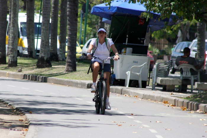 Malu Mader vai à aula pedalando pela Lagoa