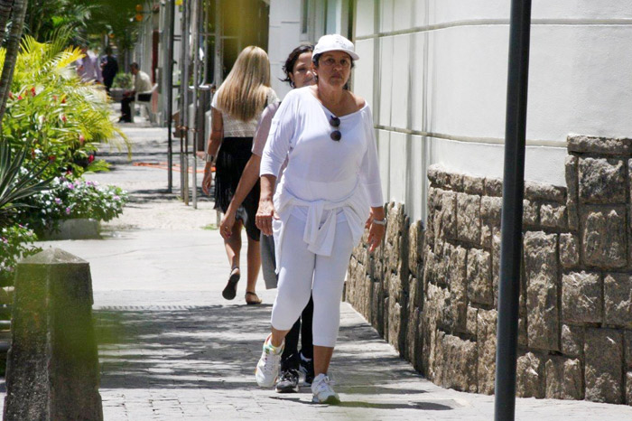 Regina Casé exibe semblante sério durante passeio com a filha
