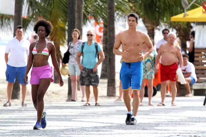 Sem camisa, Márcio Garcia roda filme em praia carioca