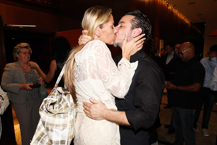 Adriane Galisteu deu um beijo carinhoso no marido Alexandre