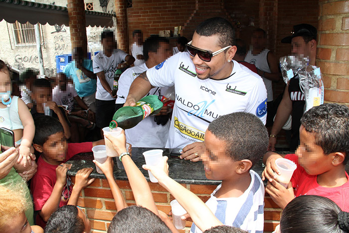 Naldo faz a alegria das crianças em comunidade no Rio