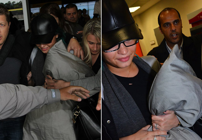 Demi Lovato desembarca em São Paulo com travesseiro na mão
