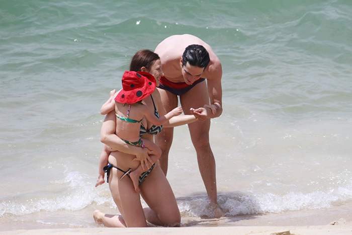 Mateus Solano e Paula Braun se beijam em praia carioca