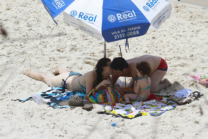 Mateus Solano e Paula Braun se beijam em praia carioca