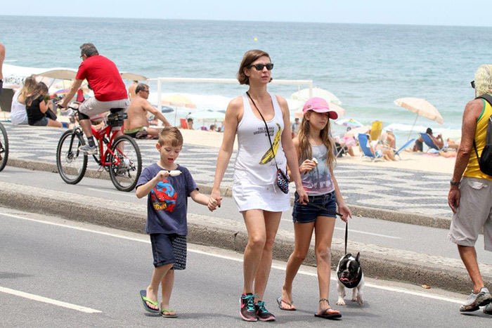 Maria Paula passeia com os filhos na praia
