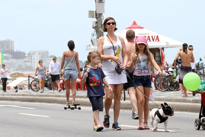 Maria Paula passeia com os filhos na praia