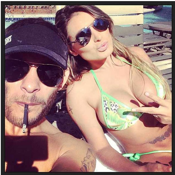  Andressa Urach curte festa em piscina de hotel em Las Vegas