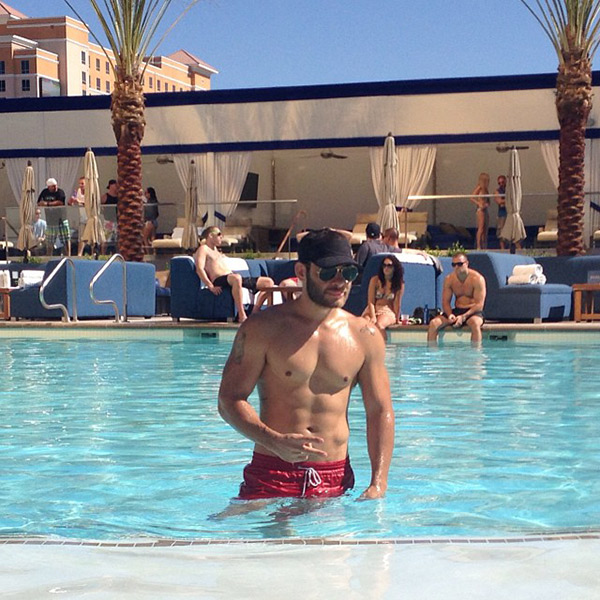  Andressa Urach curte festa em piscina de hotel em Las Vegas