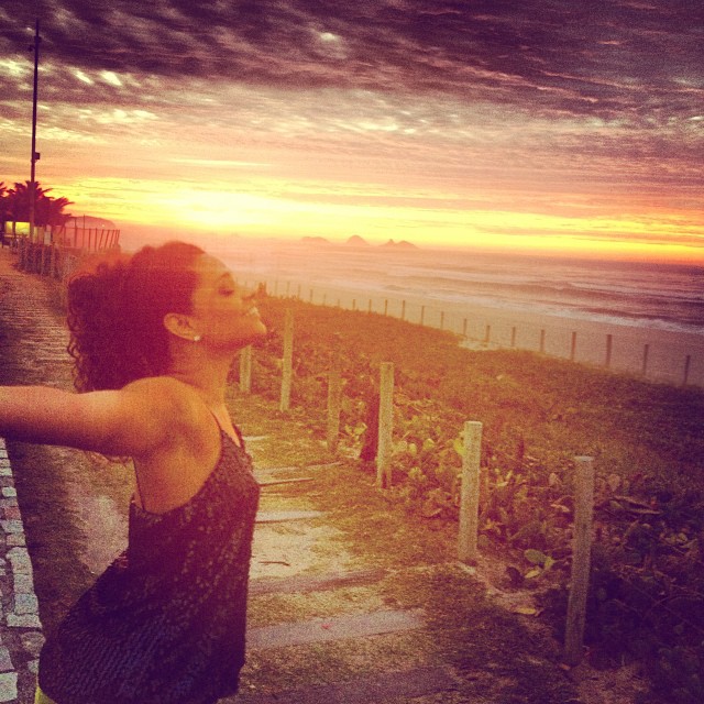 Juliana Alves vê o sol nascer na praia