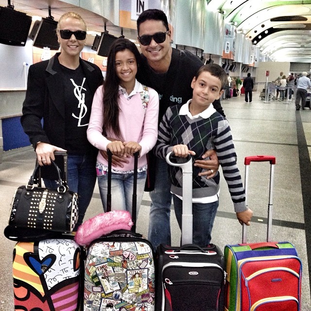 Carla Perez e Xanddy viajam para o Rio de Janeiro com os filhos