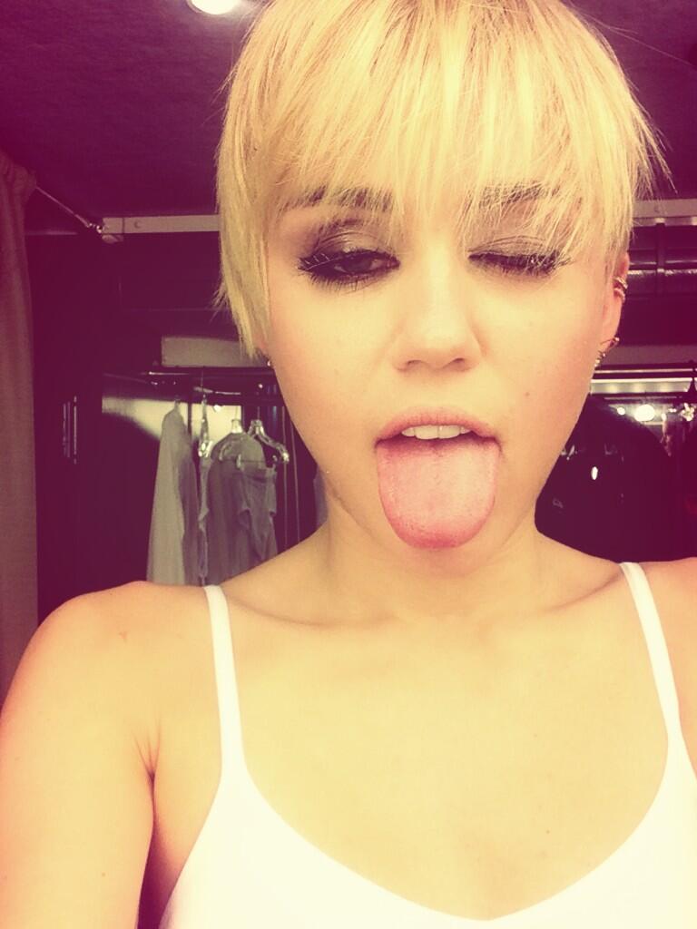 Miley Cyrus aparece com novo corte de cabelo