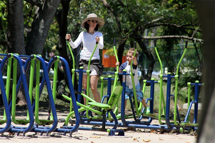 Fernanda Torres faz exercícios com o filho no parque da Lagoa
