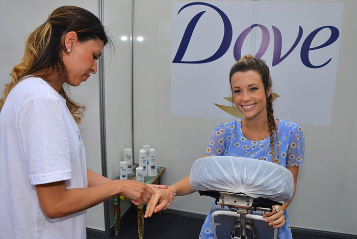 Juliana Didone ganha massagem em evento no parque do Ibirapuera